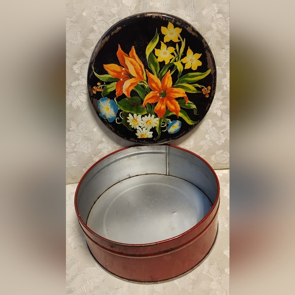 Two Charming Vintage 1940s British Floral Tins - Picture 6 of 6